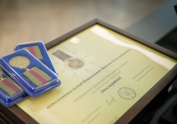 В Одессе родным погибших от ракетного удара полицейских вручили награды Президента Украины