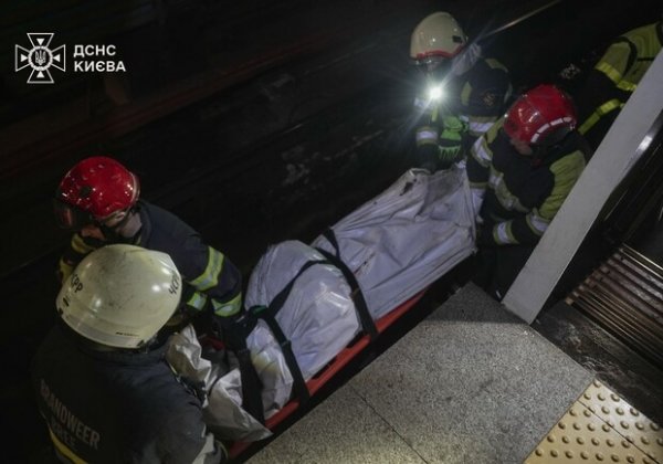 В Киеве пассажир упал под поезд метро: закрыли три станции