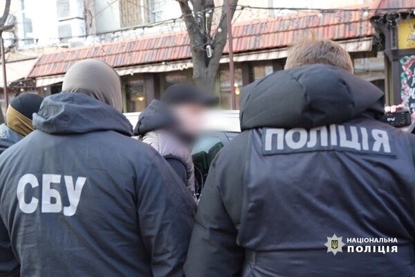 Военнослужащие из Одессы за взятку "помогали" мужчинам избегать фронта