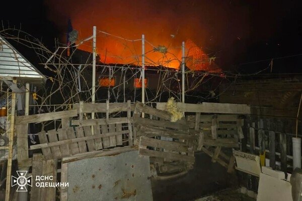 Горят частные жилые дома: последствия вечерней атаки БпЛА на пригород Одессы