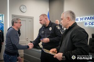 В Одессе родным погибших от ракетного удара полицейских вручили награды Президента Украины
