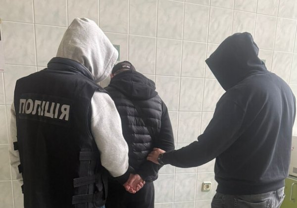 Выезд из Украины за взятку: общественного деятеля из Одессы подозревают в "помощи" военнообязанным