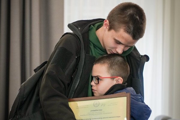 В Одессе родным погибших от ракетного удара полицейских вручили награды Президента Украины