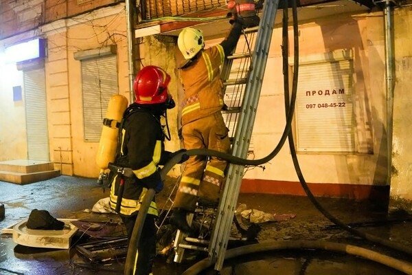 В центре Одессы горела квартира: спасли женщину и кота