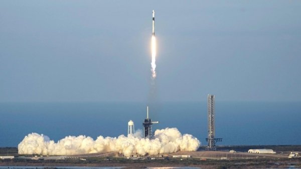 SpaceX: миссия к «застрявшим» астронавтам стартовала