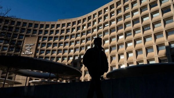 Судья приостановил увольнения федеральных служащих администрацией Трампа
