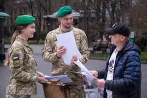 Художник-карикатурист из Одессы передал шаржи на передовую