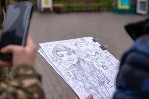 Художник-карикатурист из Одессы передал шаржи на передовую