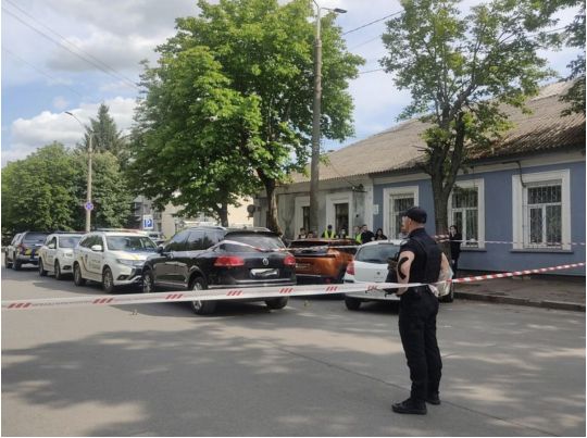 Застрелив дружину і наклав на себе руки: кривава сімейна драма розігралася на одній з вулиць Житомира (фото)