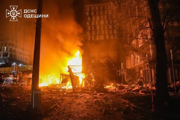 Уничтоженные автомобили, гибель охранника и пожары: последствия ночного обстрела Одессы (обновлено)