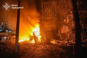 Уничтоженные автомобили, гибель охранника и пожары: последствия ночного обстрела Одессы (обновлено)