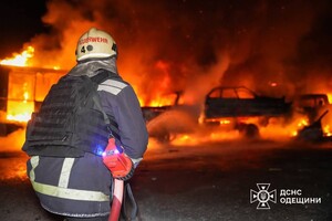 Уничтоженные автомобили, гибель охранника и пожары: последствия ночного обстрела Одессы (обновлено)