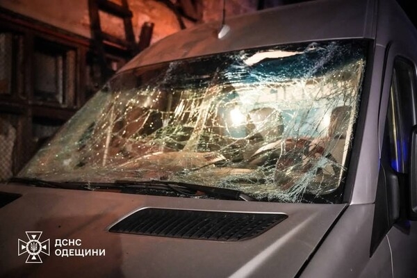 Уничтоженные автомобили, гибель охранника и пожары: последствия ночного обстрела Одессы (обновлено)