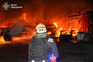 Уничтоженные автомобили, гибель охранника и пожары: последствия ночного обстрела Одессы (обновлено)