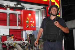 Уничтоженные автомобили, гибель охранника и пожары: последствия ночного обстрела Одессы (обновлено)
