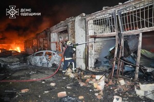 Уничтоженные автомобили, гибель охранника и пожары: последствия ночного обстрела Одессы (обновлено)