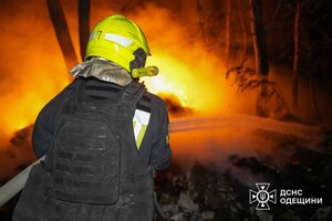 Уничтоженные автомобили, гибель охранника и пожары: последствия ночного обстрела Одессы (обновлено)