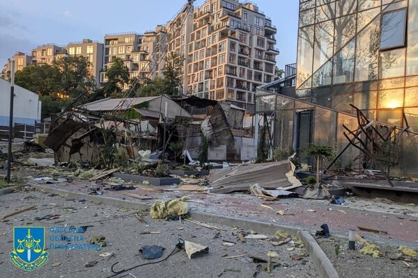 Уничтоженные автомобили, гибель охранника и пожары: последствия ночного обстрела Одессы (обновлено)