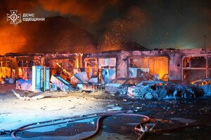 Уничтоженные автомобили, гибель охранника и пожары: последствия ночного обстрела Одессы (обновлено)