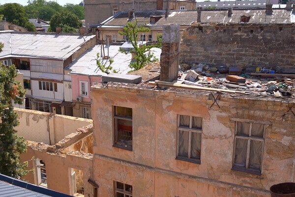 В Одессе восстанавливают после обстрелов дом на Новосельского: что уже сделали