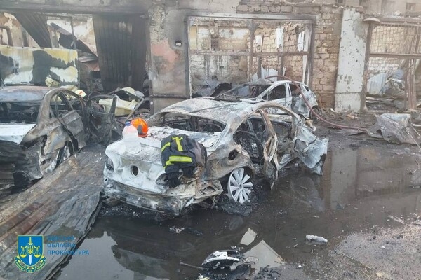 Уничтоженные автомобили, гибель охранника и пожары: последствия ночного обстрела Одессы (обновлено)