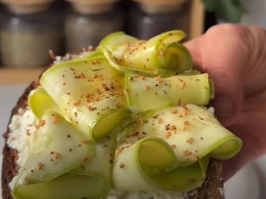 Мариновані кабачки слайсами: хрусткі, свіжі, ароматні