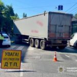 В Одессе под колесами фуры погибла женщина: подробности аварии