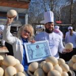 В Одесской области сварили 2 тонны зеленого борща из 100 страусиных яиц и установили национальный рекорд