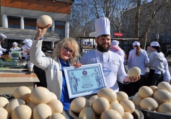 В Одесской области сварили 2 тонны зеленого борща из 100 страусиных яиц и установили национальный рекорд