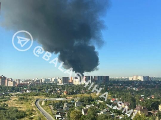 Під Москвою палає хімзавод: лунають вибухи, чорний дим накрив місто