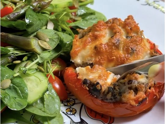 Швидкий і&nbsp;ситний обід: фарширований перець з&nbsp;куркою та&nbsp;грибами