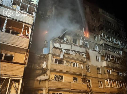 Будівля Кабміну спалахнула у&nbsp;Києві після нічної атаки ворога, є&nbsp;жертви (фото та&nbsp;відео)