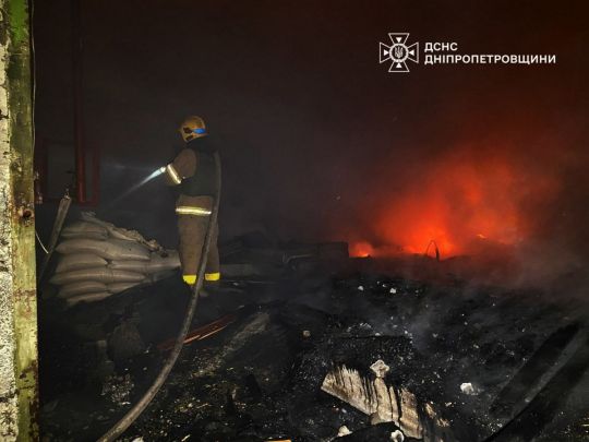 Десятки дронів атакували вночі Дніпро: мешканців міста попередили про загрозу хімічного зараження території (фото, відео)