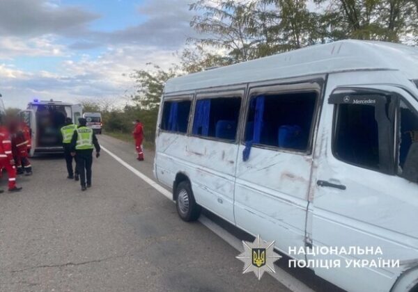На трассе Киев – Одесса возле села Хоминка перевернулся микроавтобус: движение затруднено, пострадали люди На трассе Киев – Одесса возле села Хоминка перевернулся микроавтобус: движение затруднено, пострадали люди