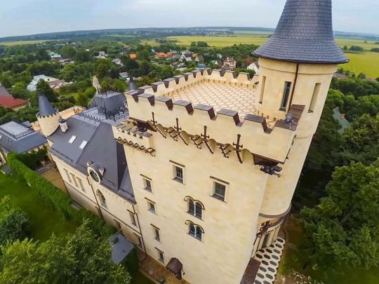 Табір у&nbsp;стилі Гоґвортсу: ось як&nbsp;Пугачова та&nbsp;Галкін вирішили долю легендарного замку у&nbsp;селі Грязь