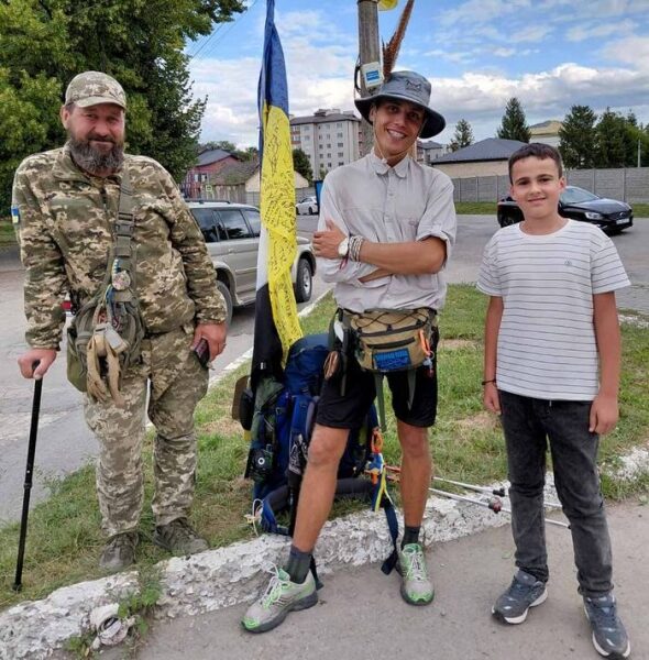 Вражали діти, які віддавали свої кишенькові 10&minus;20 гривень на&nbsp;збір для ЗСУ: дніпрянин пройшов пішки Україною дві тисячі кілометрів