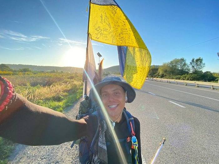 Вражали діти, які віддавали свої кишенькові 10&minus;20 гривень на&nbsp;збір для ЗСУ: дніпрянин пройшов пішки Україною дві тисячі кілометрів