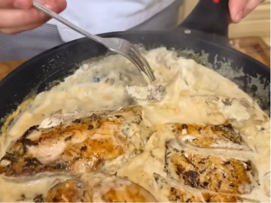 Без духовки і&nbsp;краще стейку: куряче філе у&nbsp;вершково‑грибному соусі