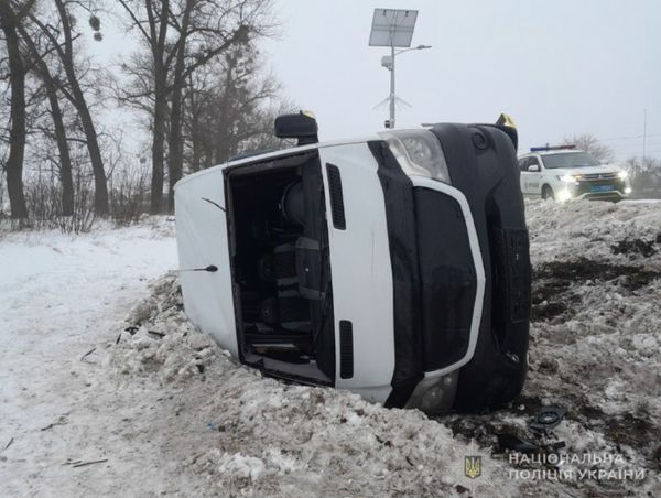 Маршрутка &laquo;посковзнулася&raquo; на&nbsp;Сумщині: вісім постраждалих (фото)