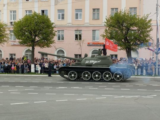 Дожилися: окупанти везуть на&nbsp;передову танки 1950-х років випуску