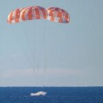 Небезпечне повернення: перша за 50 років навколомісячна подорож землян завершена (відео)