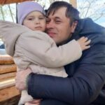 «Засинав і прокидався з її фото»: нацгвардієць, який провів у чеченському полоні три роки, нарешті обійняв донечку, яку ніколи не бачив