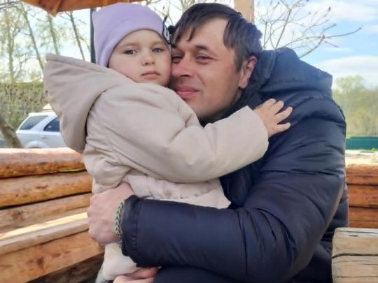 &laquo;Засинав і&nbsp;прокидався з&nbsp;її&nbsp;фото&raquo;: нацгвардієць, який провів у&nbsp;чеченському полоні три роки, нарешті обійняв донечку, яку ніколи не&nbsp;бачив