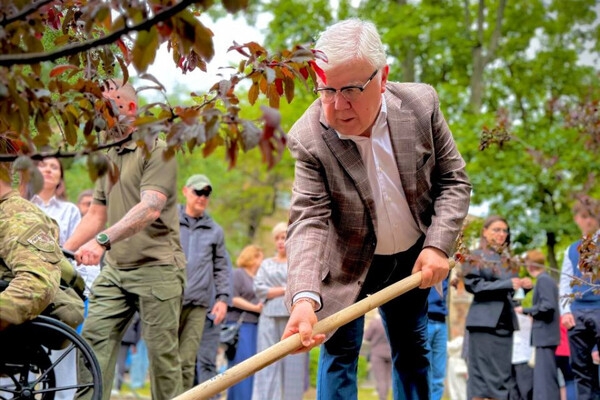 В честь погибших детей: в Одессе заложили яблоневый "Сад памяти"