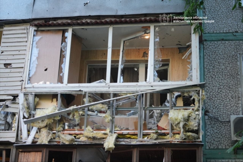 Багатоквартирні будинки пошкоджено у&nbsp;Запоріжжі після атаки росіян: є&nbsp;поранені (фото)